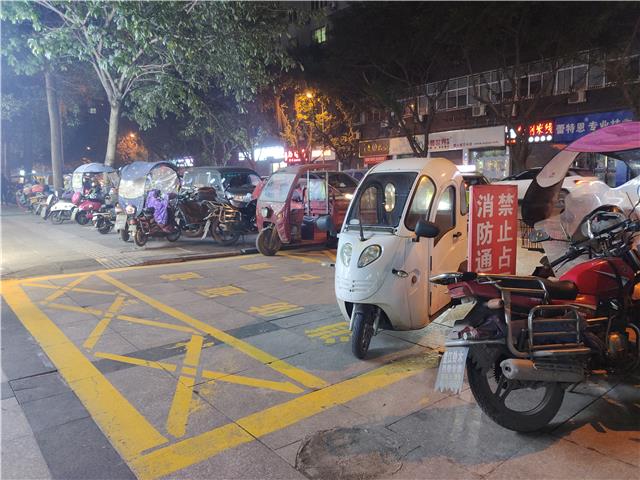 5月2日晚，上海城附近消防通道被非法占用2.jpg