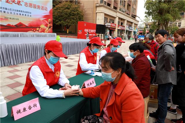 衛(wèi)生健康系統(tǒng)志愿者為居民測(cè)量血壓.jpg