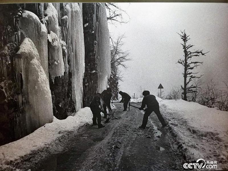 二郎山盤山公路。(翻拍于川藏公路紀(jì)念館)