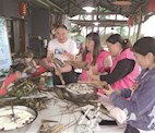 七塘鎮(zhèn) 代表進(jìn)院落包粽子共迎端午節(jié)