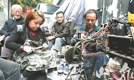“修鞋夫妻”二十年堅守 誠信經(jīng)營贏口碑